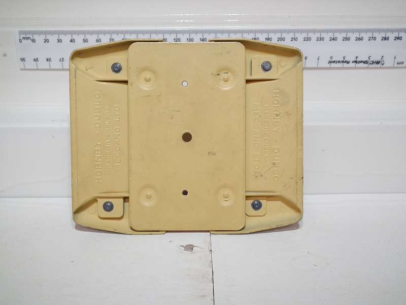 HORNBY OO: Vintage English All Metal Road Crossing in Like New Un-Boxed condition(England)