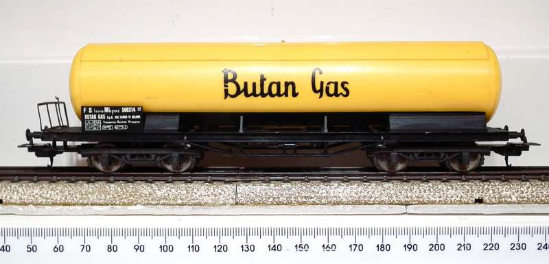 LIMA HO:  BUTAN GAS Tanker Car in Good Un-Boxed condition.(Italy)