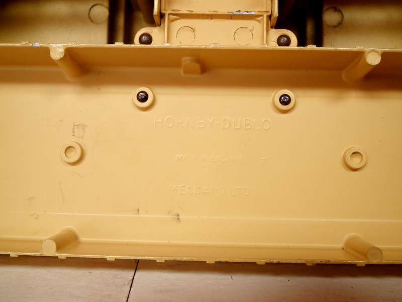 HORNBY DUBLO OO: Vintage All Metal Station Building + Platform in Good Un- Boxed Condition.(England)