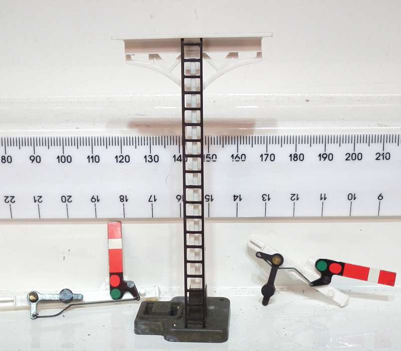 HORNBY OO: Vintage Train Line Signal Double Mast in New Boxed condition(England)