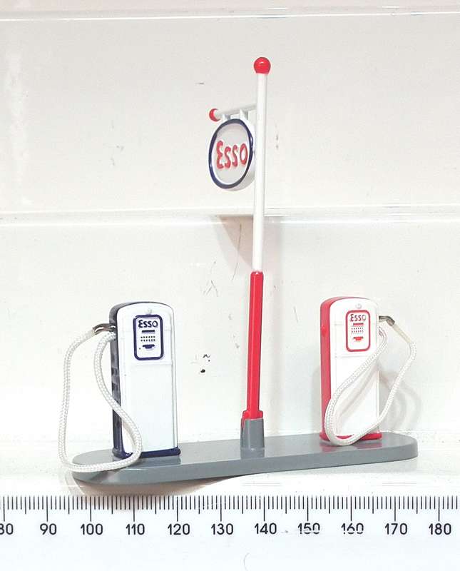 DINKY TOYS: Vintage 1960's All Metal "ESSO" Fuel Pumps(49D) in New Boxed condition(England)