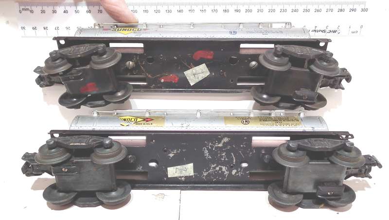 LIONEL O: Pots-War "SUNOCO GAS" 6000 Gal Tanker Cars in Fair Used condition(USA)