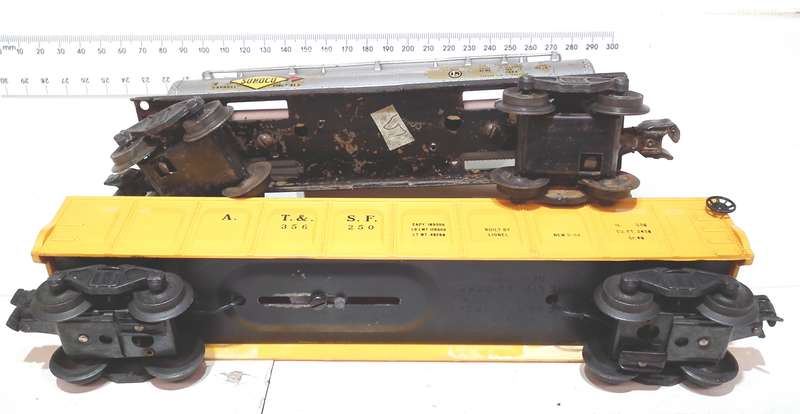 LIONEL O: Pots-War Operational Barrel Car + SUOCO Gas Tanker in Fair Used condition(USA)
