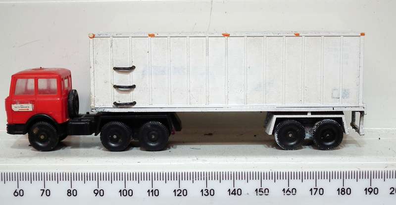 SCENERY HO :  3pc Plastic Trucks in Fair Used, Un-boxed Condition.