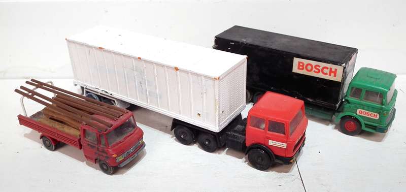 SCENERY HO :  3pc Plastic Trucks in Fair Used, Un-boxed Condition.