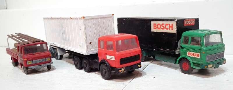SCENERY HO :  3pc Plastic Trucks in Fair Used, Un-boxed Condition.