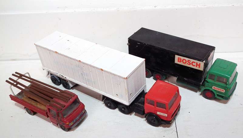 SCENERY HO :  3pc Plastic Trucks in Fair Used, Un-boxed Condition.