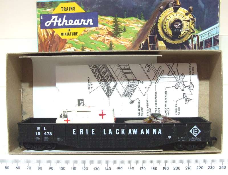 ATHEARN HO: EL 40' Gondola with Scrap Cars as Load in New Old Stock Boxed condition.(USA)