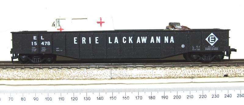 ATHEARN HO: EL 40' Gondola with Scrap Cars as Load in New Old Stock Boxed condition.(USA)
