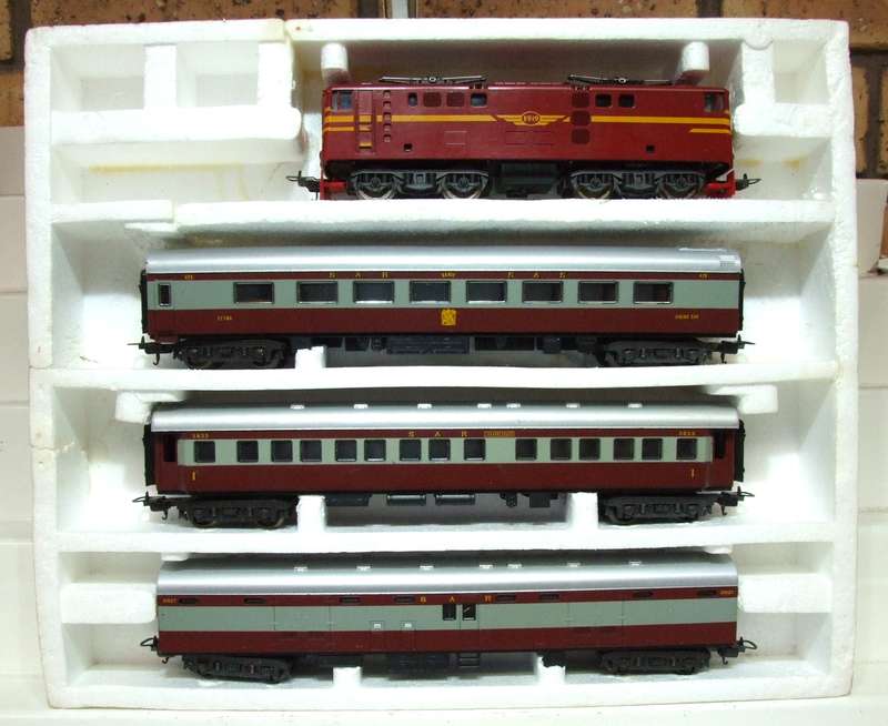 LIMA GOLDEN SERIES HO:  Vintage SAR "Trans Karoo" Electric Train Set in Good Boxed condition (Italy)