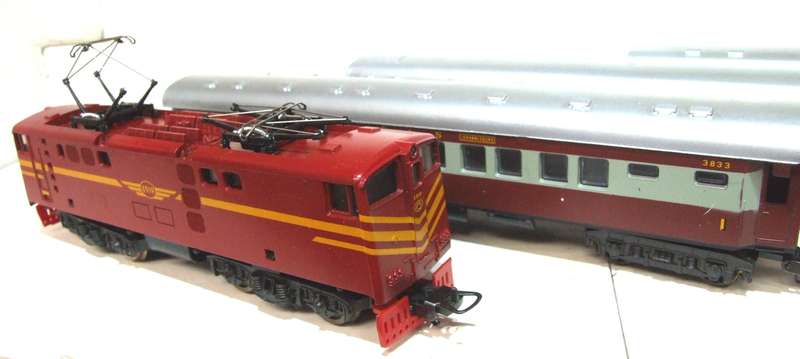 LIMA GOLDEN SERIES HO:  Vintage SAR "Trans Karoo" Electric Train Set in Good Boxed condition (Italy)