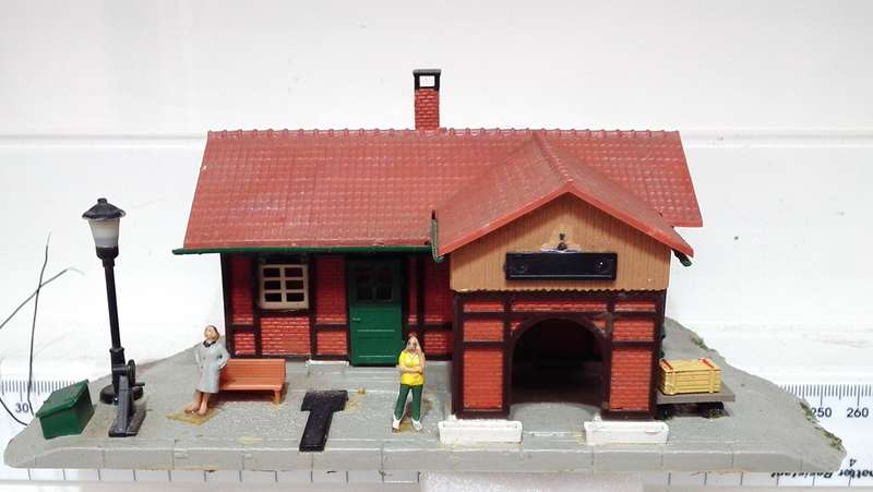 KIRBRI HO: Country Station Building with Platform in Fair, Used and Un- Boxed Condition.(GR)