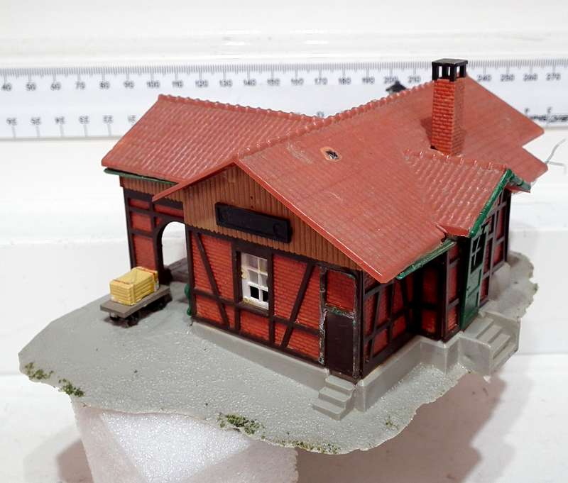KIRBRI HO: Country Station Building with Platform in Fair, Used and Un- Boxed Condition.(GR)