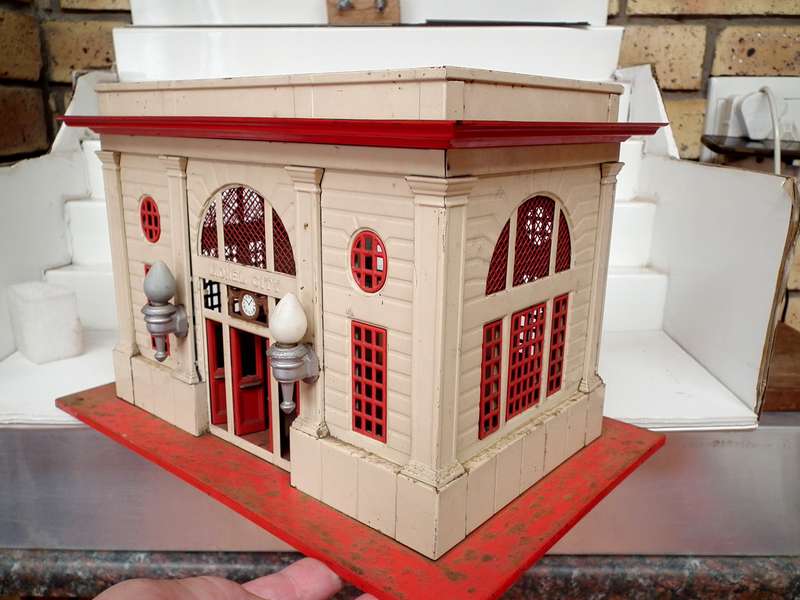 LIONEL O:  Vintage Station Building  in fair Used Condition.(USA)