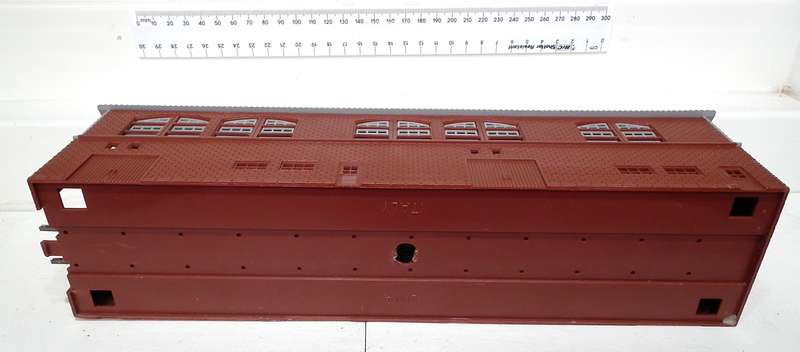 LIMA HO:  Plastic Engine Shed in Good Un-Boxed Condition.(Italy)