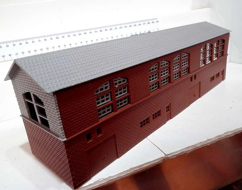 LIMA HO:  Plastic Engine Shed in Good Un-Boxed Condition.(Italy)