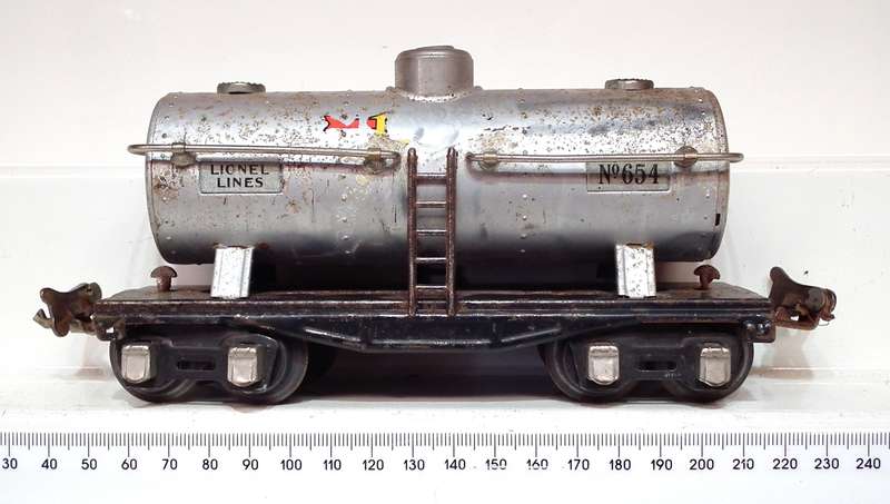 LIONEL O: Pre-War Single Dome Tank Car in Fair Used, Un-boxed condition(USA)