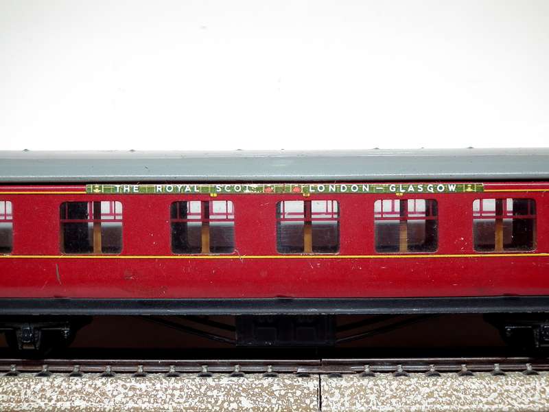 HORNBY DUBLO OO: Vintage English All Metal Passenger Coach in Fair Un-Boxed condition(England)