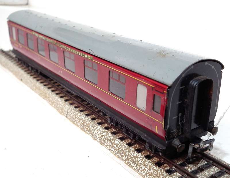 HORNBY DUBLO OO: Vintage English All Metal Passenger Coach in Fair Un-Boxed condition(England)