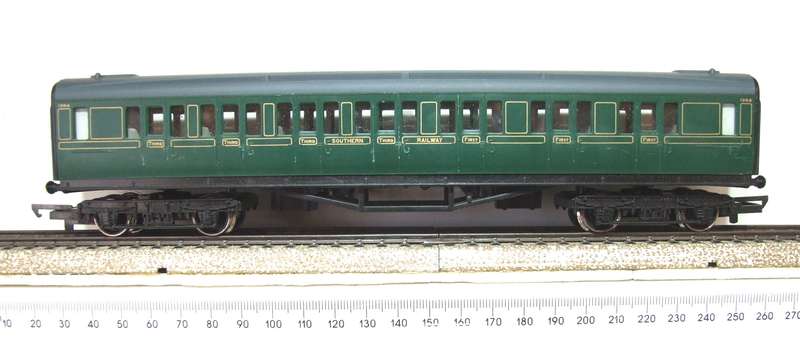 HORNBY OO: Vintage Southern Railway 1st Class Passenger Coach in Good Un-Boxed condition(England)