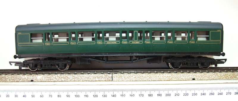 HORNBY OO: Vintage Southern Railway 1st Class Passenger Coach in Good Un-Boxed condition(England)