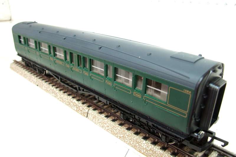 HORNBY OO: Vintage Southern Railway 1st Class Passenger Coach in Good Un-Boxed condition(England)