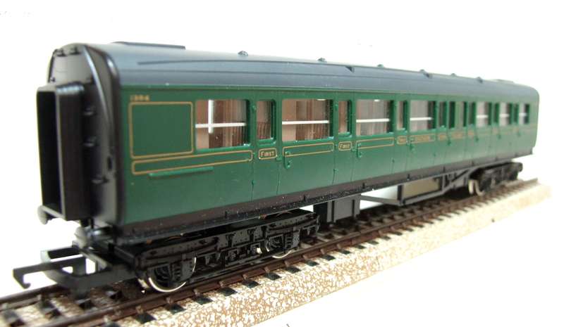 HORNBY OO: Vintage Southern Railway 1st Class Passenger Coach in Good Un-Boxed condition(England)