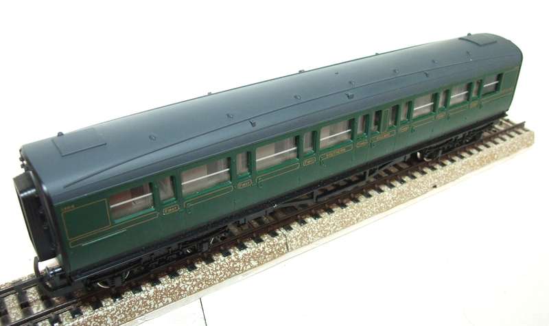 HORNBY OO: Vintage Southern Railway 1st Class Passenger Coach in Good Un-Boxed condition(England)