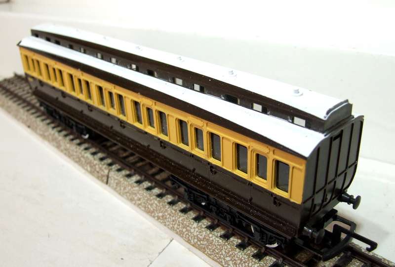 TRI-ANG OO: Vintage GWR Passenger Coach in Fair Un-Boxed condition(England)