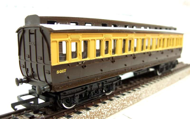 TRI-ANG OO: Vintage GWR Passenger Coach in Fair Un-Boxed condition(England)