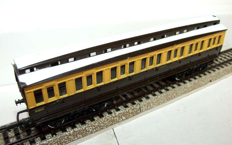TRI-ANG OO: Vintage GWR Passenger Coach in Fair Un-Boxed condition(England)