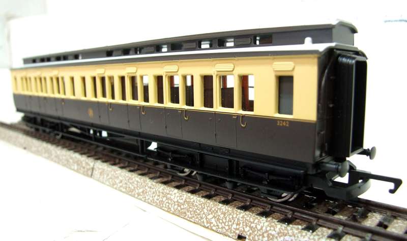 HORNBY OO: Vintage GWR Clerestory 1st Class Passenger Coach in New Boxed condition.