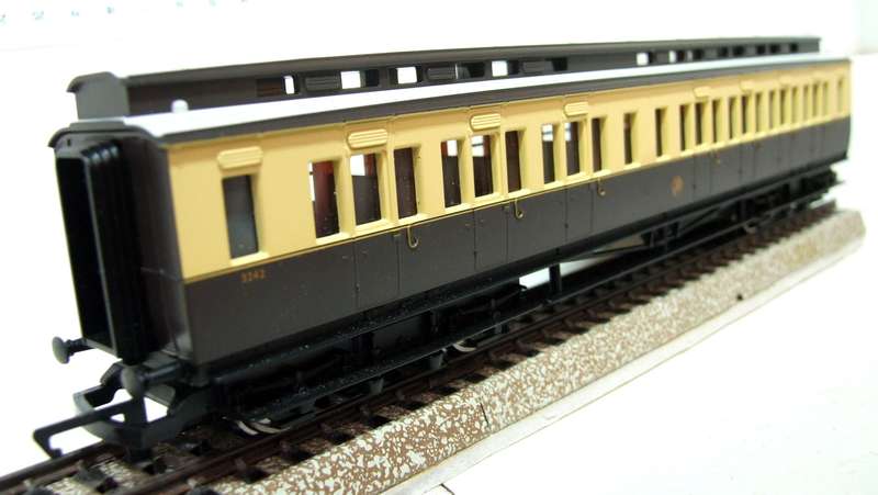 HORNBY OO: Vintage GWR Clerestory 1st Class Passenger Coach in New Boxed condition.