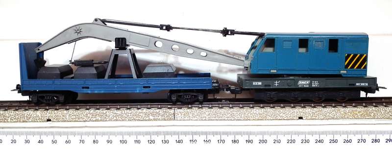 LIMA HO:  Vintage SNCF Recovery Crane and Tender in Good Boxed condition.