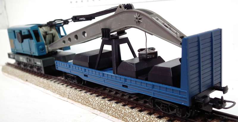 LIMA HO:  Vintage SNCF Recovery Crane and Tender in Good Boxed condition.