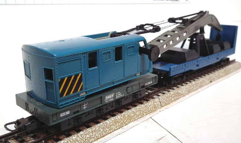 LIMA HO:  Vintage SNCF Recovery Crane and Tender in Good Boxed condition.
