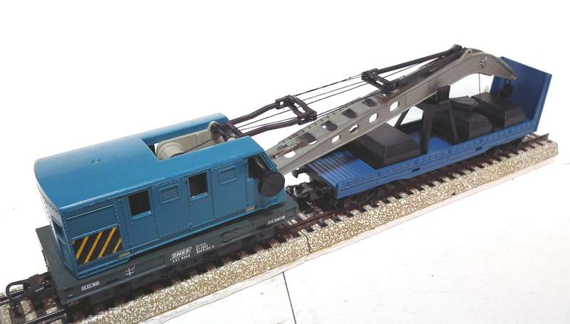 LIMA HO:  Vintage SNCF Recovery Crane and Tender in Good Boxed condition.