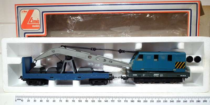 LIMA HO:  Vintage SNCF Recovery Crane and Tender in Good Boxed condition.