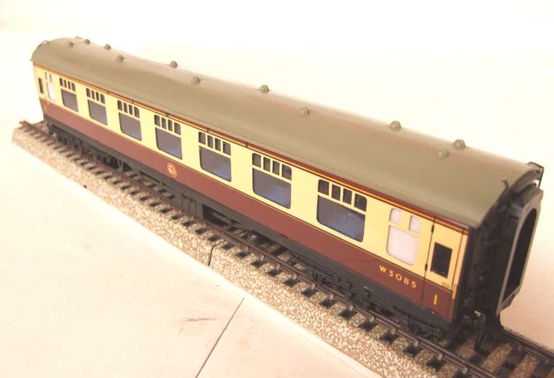 HORNBY DUBLO OO: Vintage English 1st Class WR Corridor Coach in Like New Boxed condition(England)