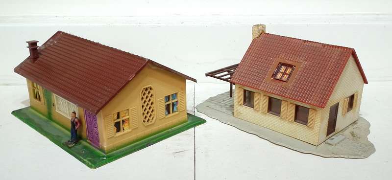 SCENERY HO:  2x Plastic Houses in SCRAP Condition, needs some TLC and Parts.