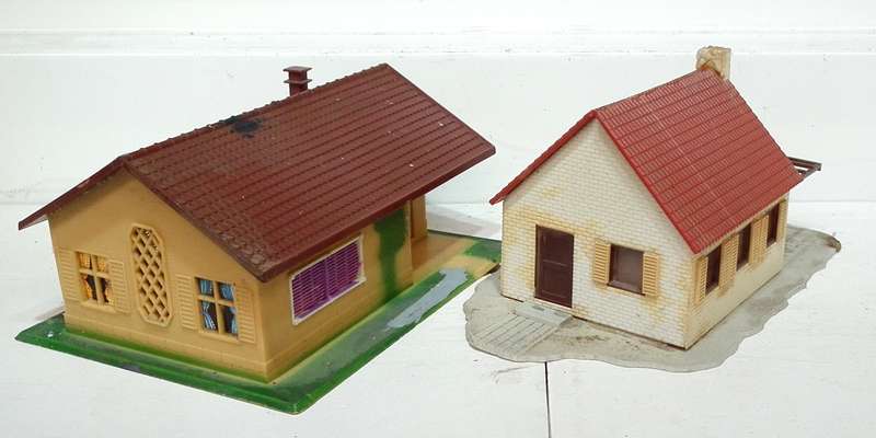 SCENERY HO:  2x Plastic Houses in SCRAP Condition, needs some TLC and Parts.