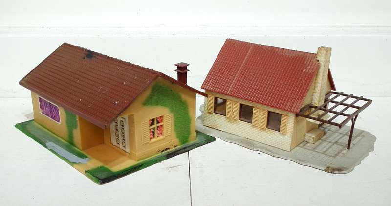 SCENERY HO:  2x Plastic Houses in SCRAP Condition, needs some TLC and Parts.