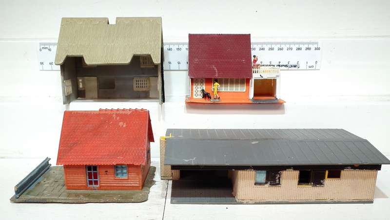 SCENERY HO:  4x Plastic Houses in SCRAP Condition, needs some TLC and Parts.
