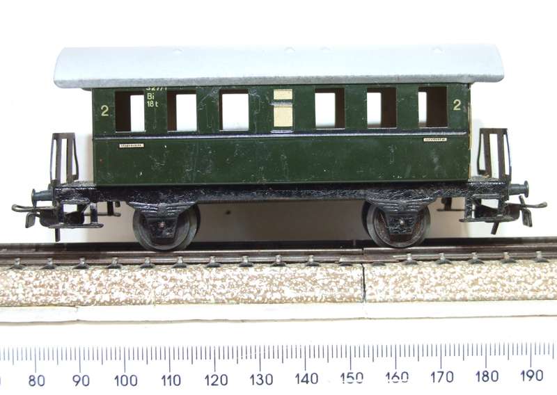 MARKLIN HO: Vintage `DB` 2nd Class Passenger Wagon in Fair un-boxed condition (Germany)