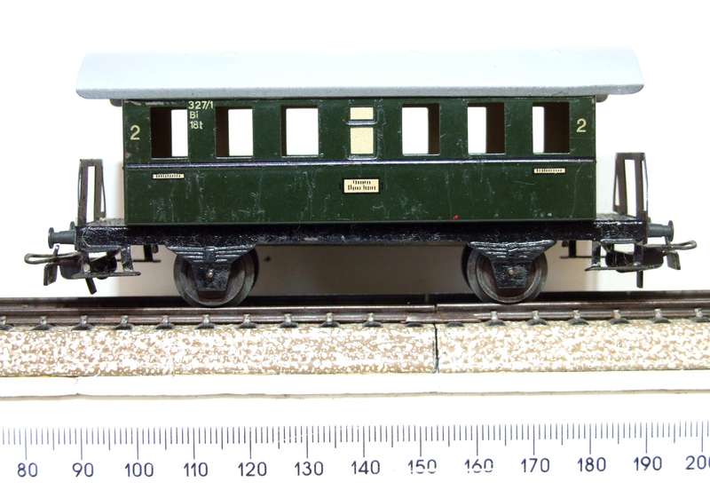 MARKLIN HO: Vintage `DB` 2nd Class Passenger Wagon in Fair un-boxed condition (Germany)