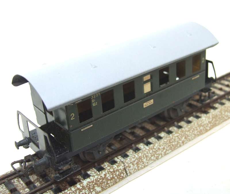 MARKLIN HO: Vintage `DB` 2nd Class Passenger Wagon in Fair un-boxed condition (Germany)