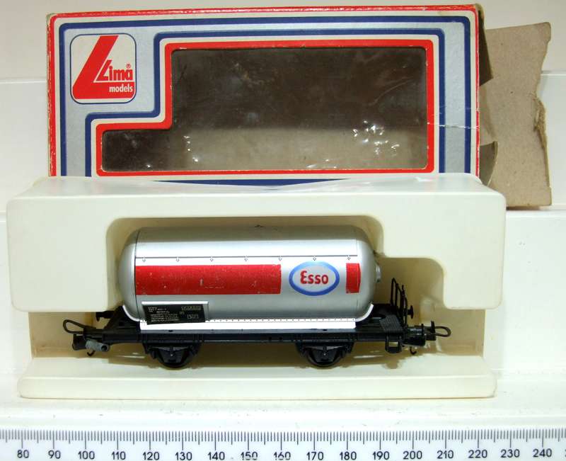 LIMA HO: Vintage ESSO Tanker Wagon in Very Good Boxed Condition (Italy)