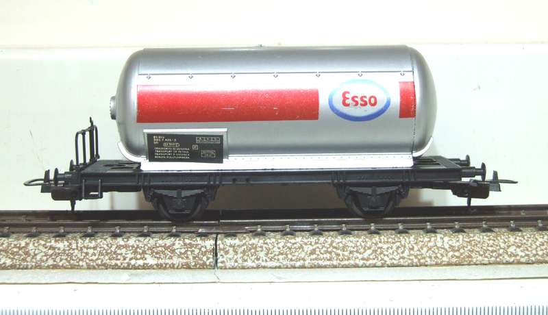 LIMA HO: Vintage ESSO Tanker Wagon in Very Good Boxed Condition (Italy)