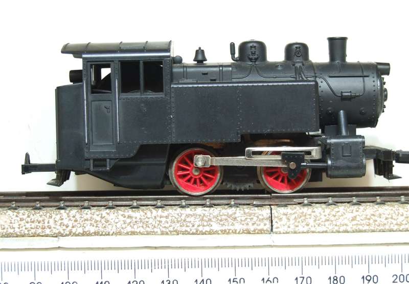 LIMA HO: Vintage 0-4-0 Unmarked Tank Steam Locomotive in Good Running, Boxed Condition.