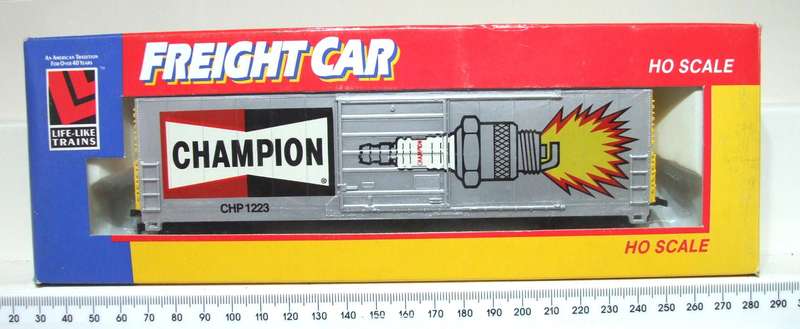 LIFE LIKE HO: CHAMPION 50' Box Car(8426) in New Old Stock Boxed condition.(USA)